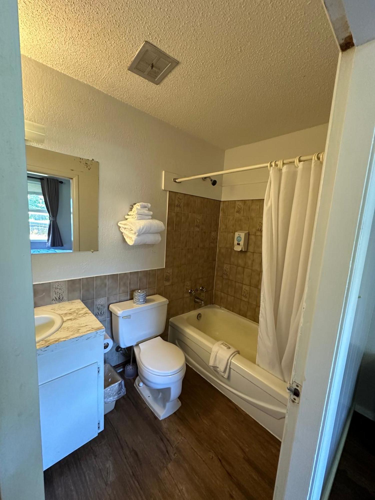 Island West Resort-Motel Ucluelet Esterno foto